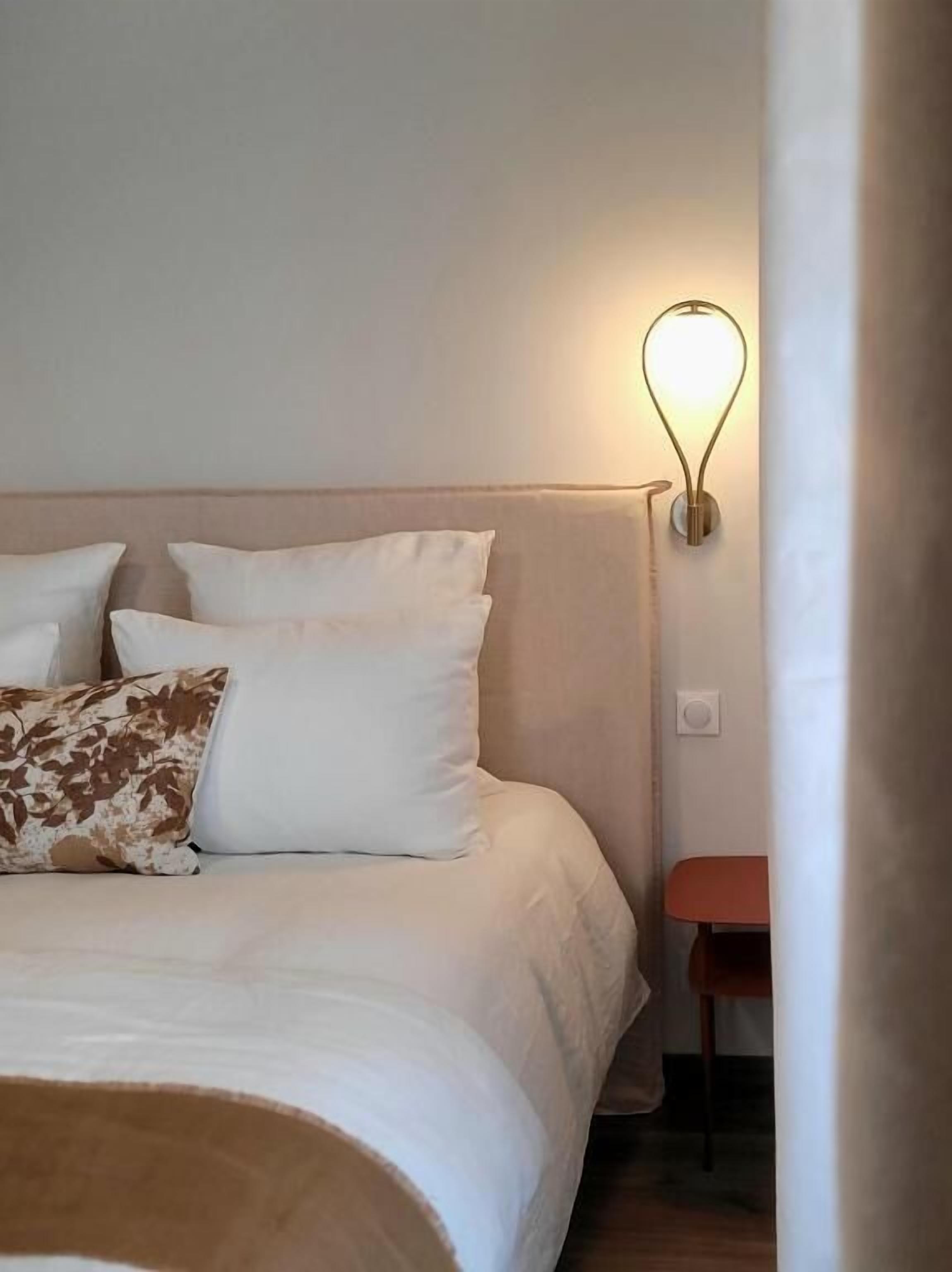 Escritorio, cortinas blackout y tabla de planchar con plancha 