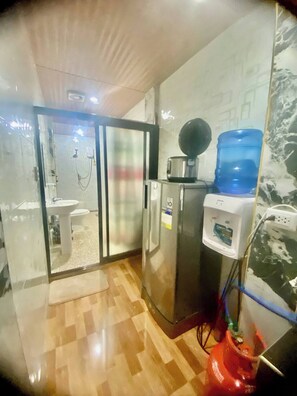 Bathroom - Room-lens Staycation Dwnstrs 1bdr 1BR K (Davao)