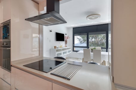 Kühlschrank, Mikrowelle, Ofen, Herdplatte. Villa 'Camarassa' mit Meerblick, WLAN und Klimaanlage