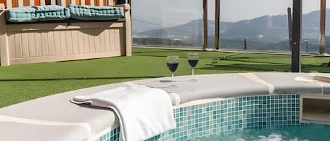 Outdoor spa tub