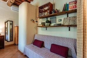 TV - Holiday Home 'Appartamento Paola, 2km from Lucca Walls' with Wi-Fi and Air Conditioning (Lucca)