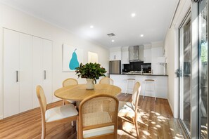 Dining - Norwood Townhouse- Walk to the Parade! (Norwood)