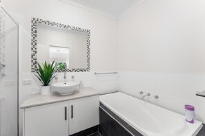 Douche, sèche-cheveux, serviettes fournies, savon