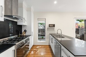 Private kitchen - Norwood Townhouse- Walk to the Parade! (Norwood)