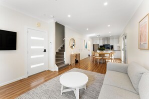 Smart TV - Norwood Townhouse- Walk to the Parade! (Norwood)