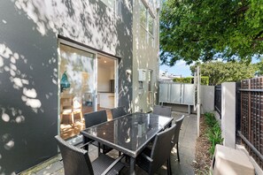 Outdoor dining - Norwood Townhouse- Walk to the Parade! (Norwood)