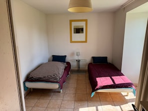 Habitación básica con 2 camas individuales