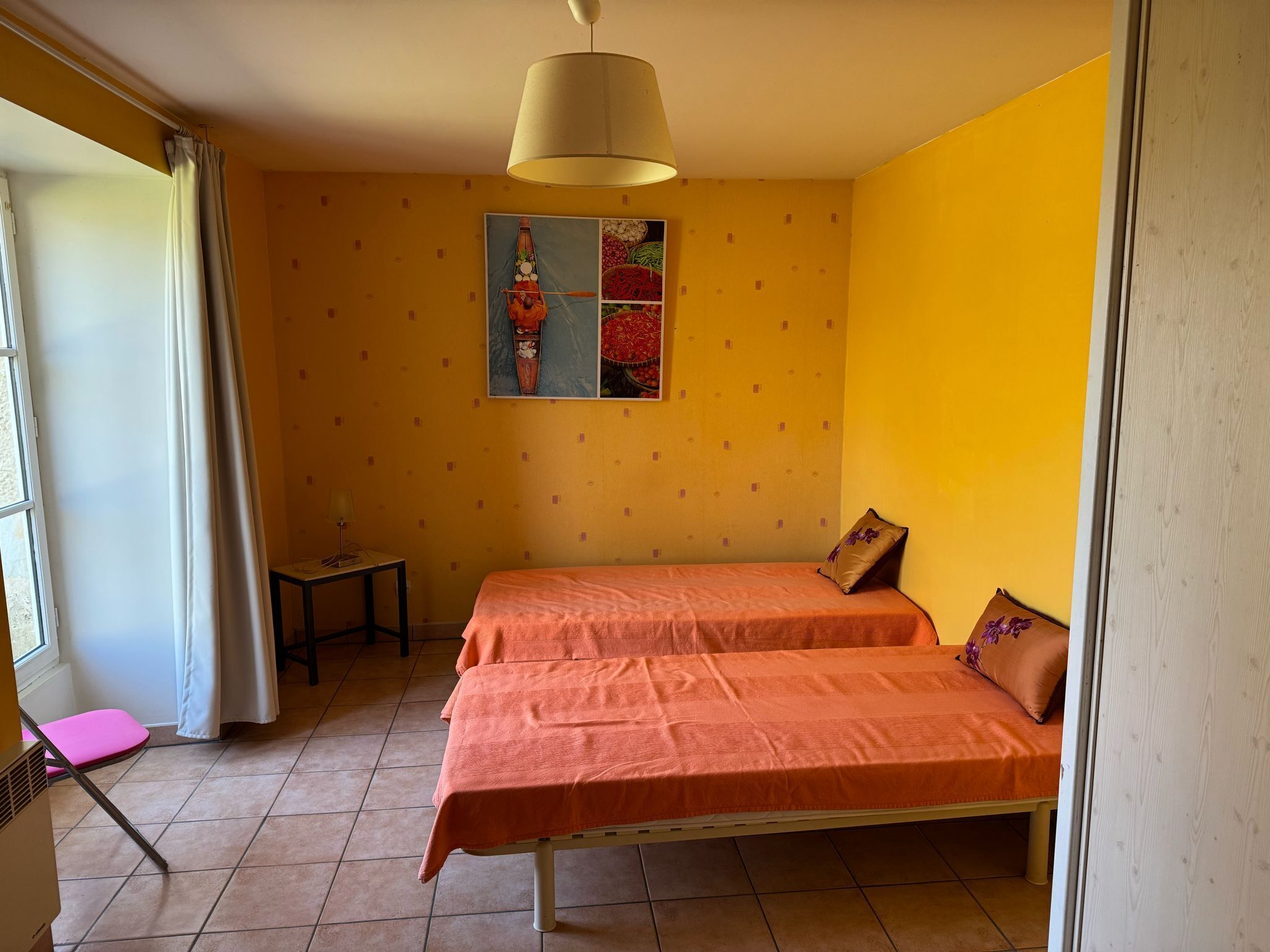 Habitación básica con 2 camas individuales