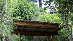Outdoor dining - Cozy Waihi Rental for a Romantic Getaway in New Zealand (Waihi)