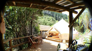 Outdoor dining - Cozy Waihi Rental for a Romantic Getaway in New Zealand (Waihi)
