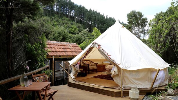 Outdoor dining - Cozy Waihi Rental for a Romantic Getaway in New Zealand (Waihi)