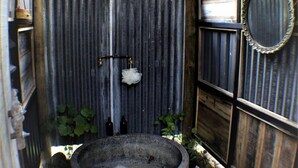Spa - Cozy Waihi Rental for a Romantic Getaway in New Zealand (Waihi)