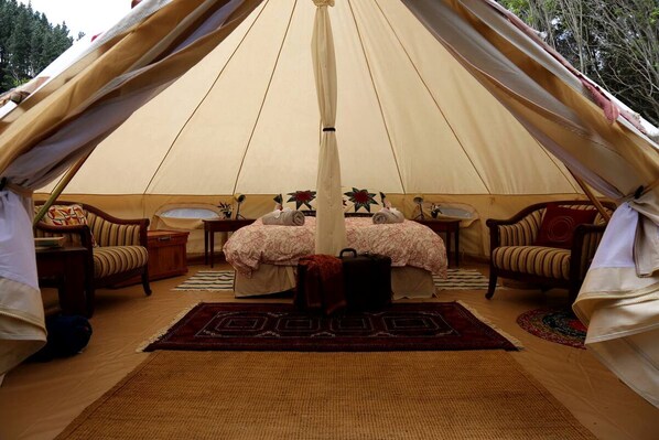 1 bedroom, bed sheets