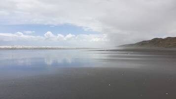 Vlak bij het strand, zeilen, kajakken, vissen