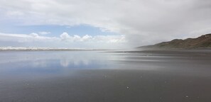 Vlak bij het strand, zeilen, kajakken, vissen