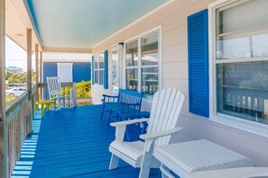 Terrace/patio - Sand dollar - canal front living in a 3-bedroom retreat in Topsail Beach, NC. (Topsail Beach)