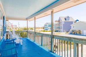 Property grounds - Sand dollar - canal front living in a 3-bedroom retreat in Topsail Beach, NC. (Topsail Beach)