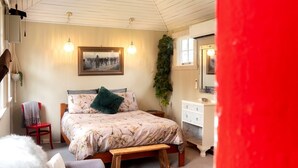 Room - Romantic B&B Cottage Getaway on a Farm in the Countryside near Oamaru, South Island (Oamaru)