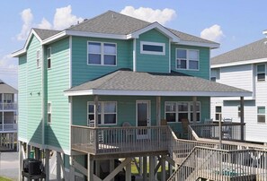 Exterior - Sea Crest Oceanfront 6 bedroom, 5 bath wonderfully decorated & spacious home (Surf City)