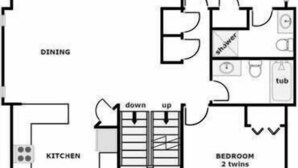 Grundriss mit überdachter Veranda, Wohnzimmer mit Queensize-Schlafsofa, Essbereich, Küche, zwei Schlafzimmer (ein Schlafzimmer mit Kingsize-Bett und das andere mit zwei Einzelbetten) sowie ein Badezimmer mit Dusche und Badewanne.