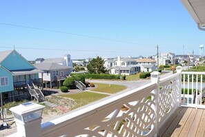 Property grounds - Sea La Vie - Luxurious 5 BR home with amazing sun decks! (Topsail Beach)