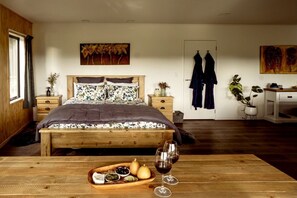 1 bedroom, travel cot, bed sheets - Beautiful Eco-Retreat with Hot-Tub and Breathtaking Countryside Views Geraldine Downs, Canterbury (Geraldine Downs)