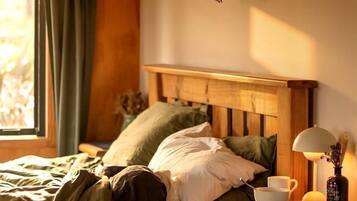 1 bedroom, travel cot, bed sheets