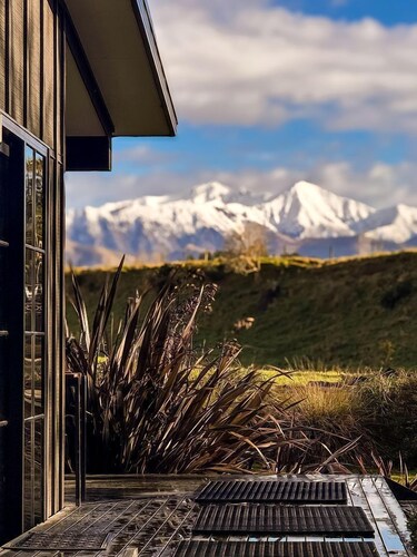 Beautiful Eco-Retreat with Hot-Tub and Breathtaking Countryside Views Geraldine Downs, Canterbury
