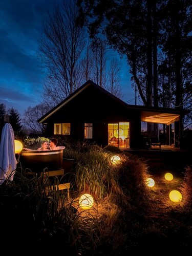 Beautiful Eco-Retreat with Hot-Tub and Breathtaking Countryside Views Geraldine Downs, Canterbury