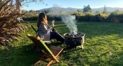 Beautiful Eco-Retreat with Hot-Tub and Breathtaking Countryside Views Geraldine Downs, Canterbury