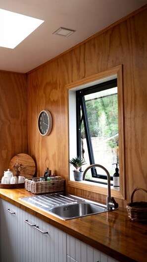 Coffee/tea maker, fridge, oven, stovetop - Beautiful Eco-Retreat with Hot-Tub and Breathtaking Countryside Views Geraldine Downs, Canterbury (Geraldine Downs)