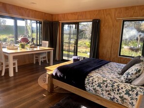 1 chambre, lit de bébé portatif, literie fournie