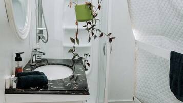Towels, soap, shampoo, toilet paper