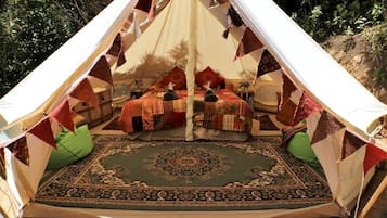1 bedroom, bed sheets