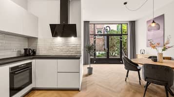 Een koelkast, een magnetron, een oven, een kookplaat