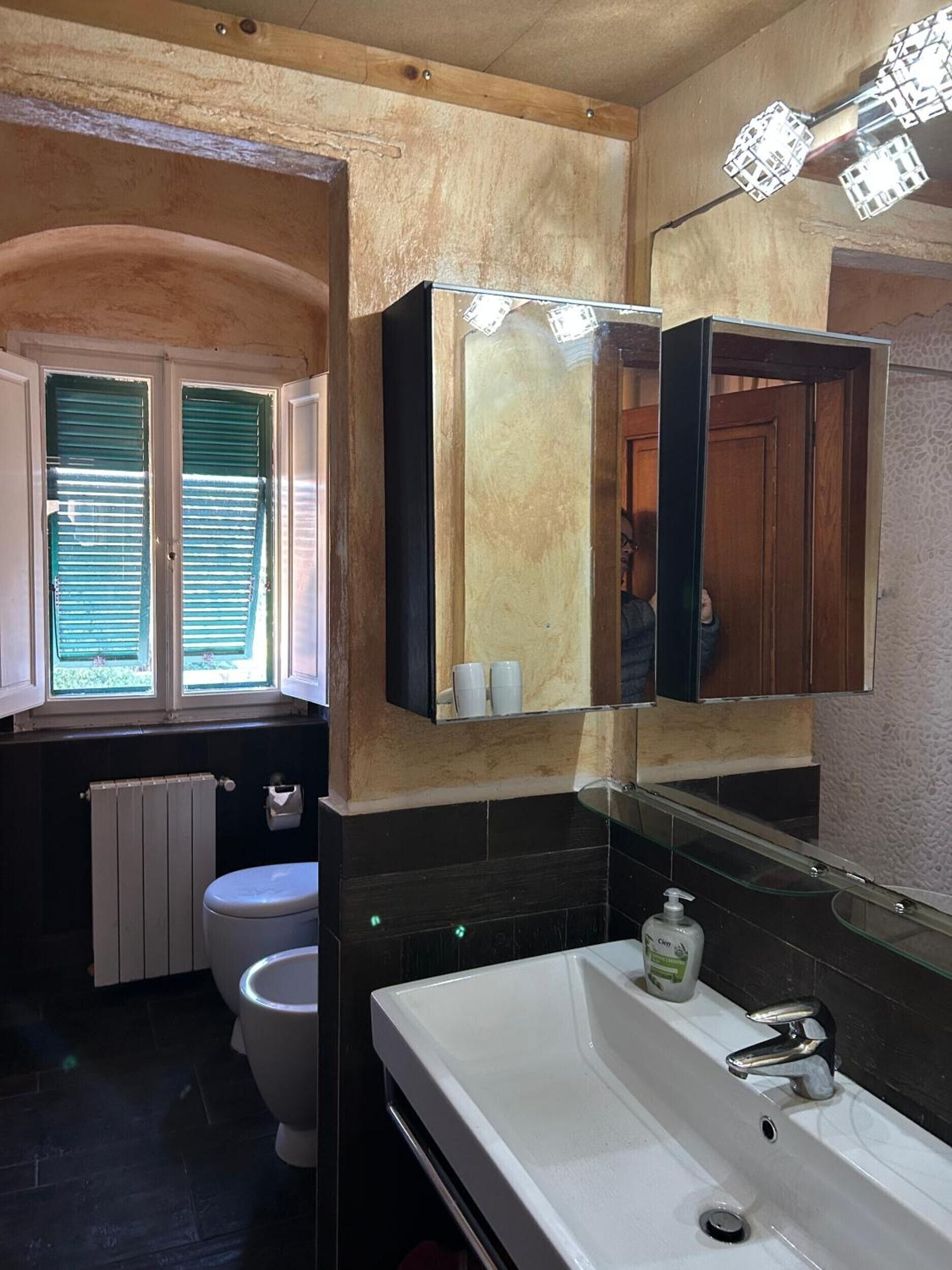 Douche, séchoir à cheveux, serviettes fournies