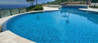 Pleasant garden level with sea view