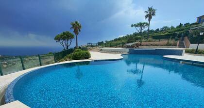 Pleasant garden level with sea view