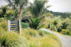 Property grounds - Deluxe Glamping Pod Rental for Amazing New Zealand Holidays on the Coast (Te Arai)