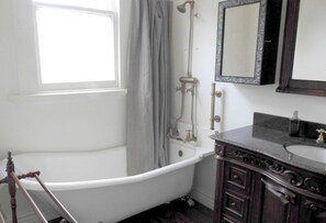Bañera de hidromasaje, secador de pelo, jabón, shampoo