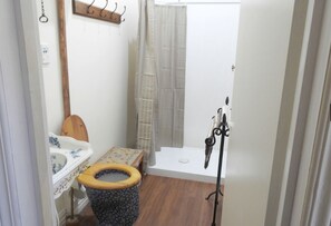 Jetted bath, hair dryer, soap, shampoo - Vintage Holiday Accommodation near Arthur's Pass in New Zealand (Otira)