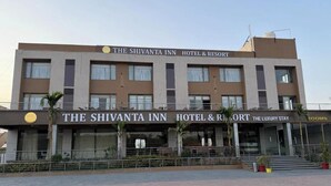 Un hôtel dont l’enseigne indique : « The Shivanta Inn Hotel & Resort ».