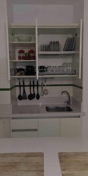 Réfrigérateur, micro-ondes, plaque de cuisson, cafetière/bouilloire
