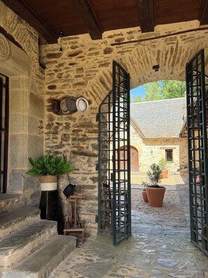 Exterior detail - Chateau for rent (Aix)