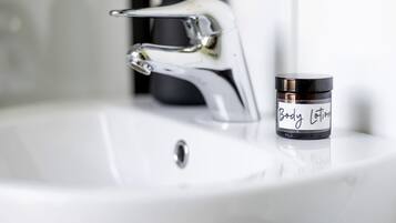 Haartrockner, Handtücher, Seife, Shampoo