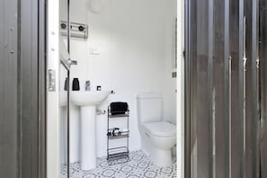 Haartrockner, Handtücher, Seife, Shampoo