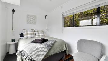 1 bedroom, bed sheets
