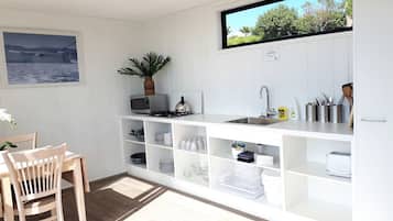 Coffee/tea maker, fridge, microwave, stovetop