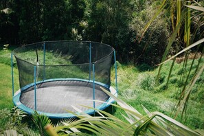 Un trampolino circondato dal verde.