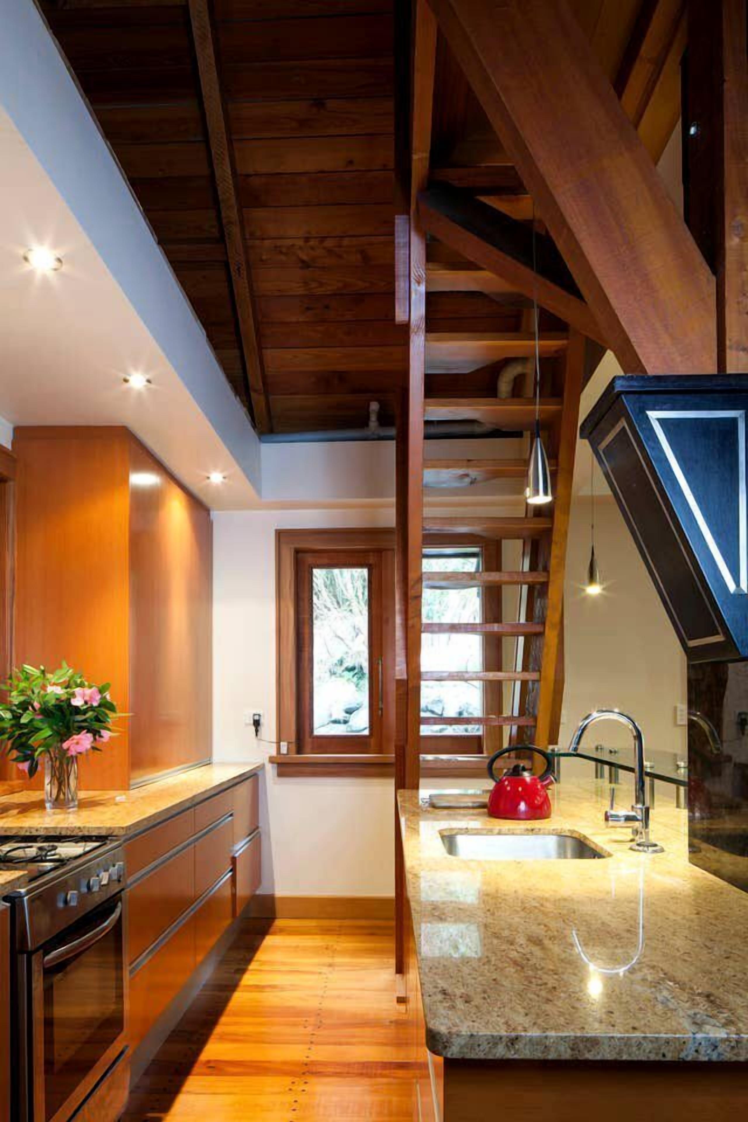 Fridge, oven, stovetop, electric kettle